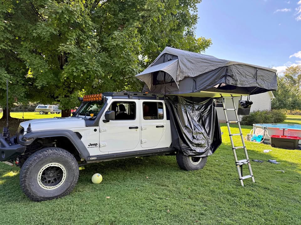 Smittybilt XL soft shell roof top tent in Newark, OH (photo 1) — photo 1