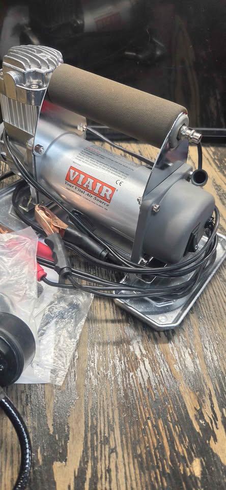 Viair 400P Portable Compressor in London, ON (photo 2)