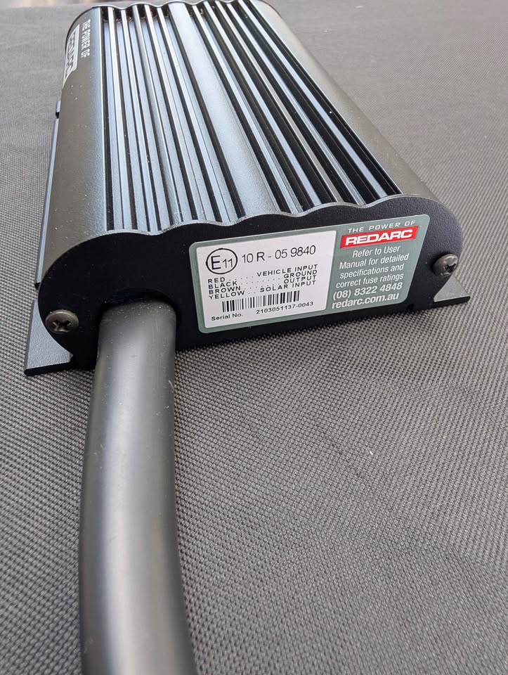 Redarc BCDC 12V 25A DC to DC charger (photo 3) — photo 3