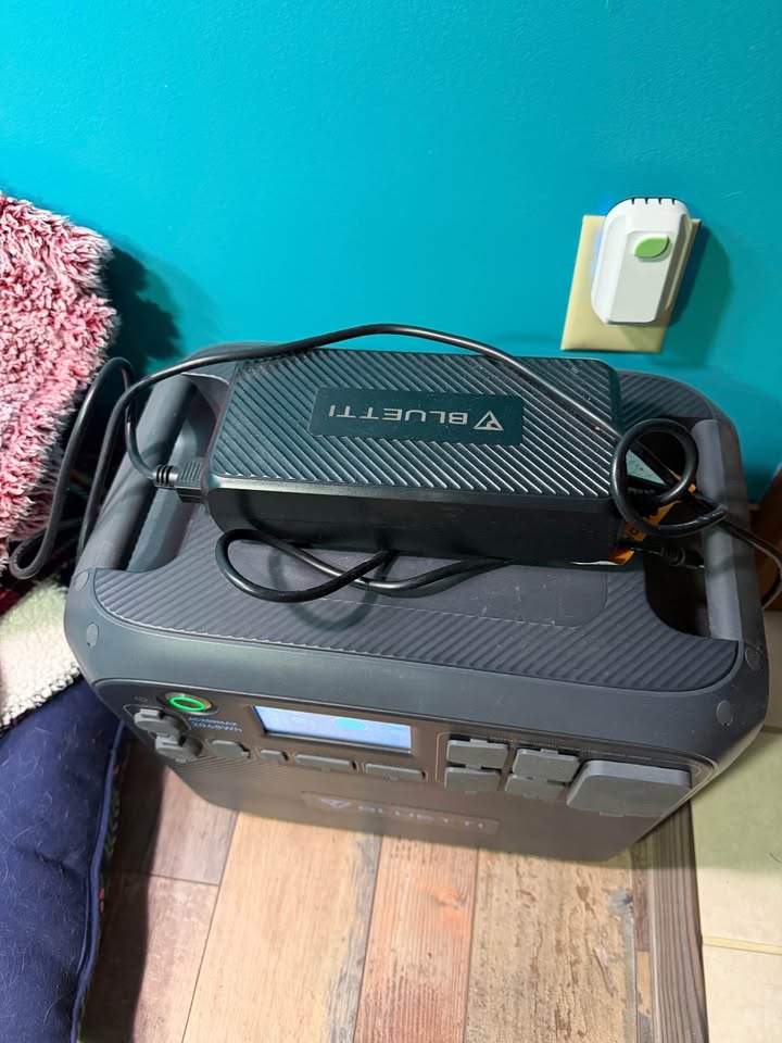 BLUETTI AC200MAX Portable Power Station (photo 2) — photo 2