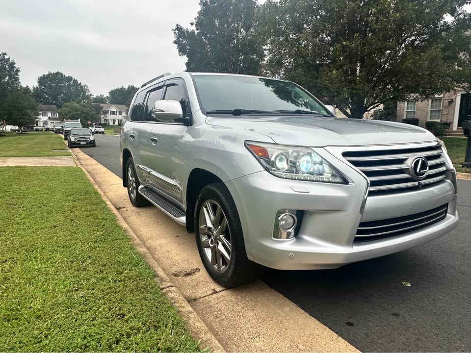 2013 Lexus LX · LX 570 Sport Utility 4D (photo 2) — photo 2