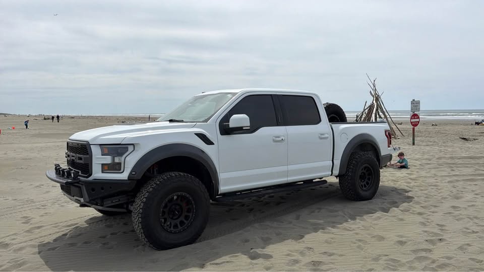 2017 Ford F-150 · Raptor Pickup 4D 5 1/2 ft (photo 8) — photo 8