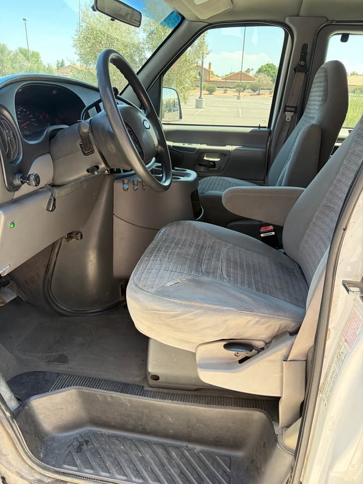 2004 Ford E350 Super Duty Passenger · XLT Extended Wagon 3D in Mesa, AZ (photo 6)