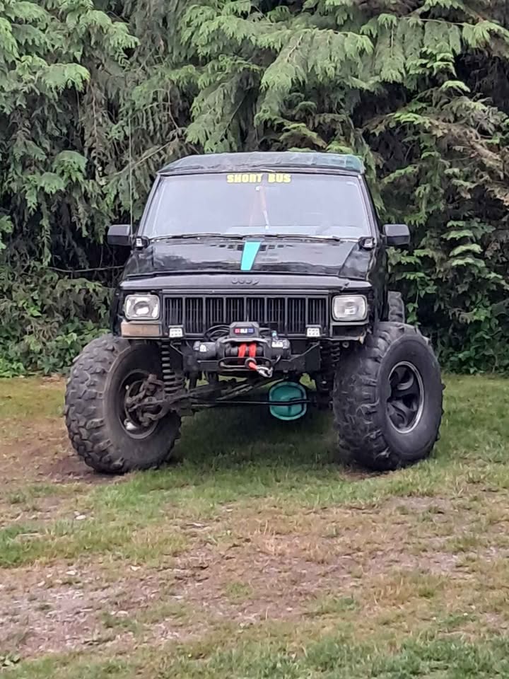 1992 Jeep Cherokee · Country Sport Utility 2D in Granite Falls, WA (photo 4)