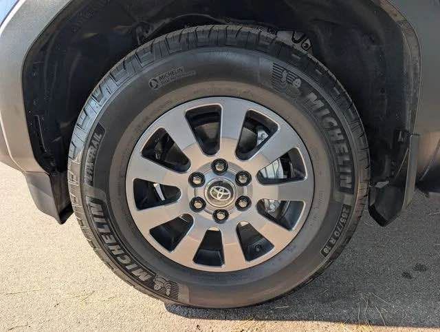 2024 Toyota Landcruiser · Base (photo 6) — photo 6