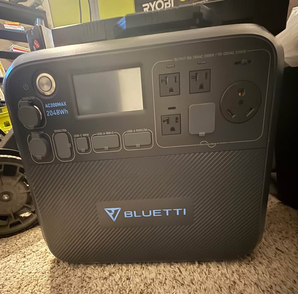 Bluetti AC200MAX Power Station (photo 2) — photo 2