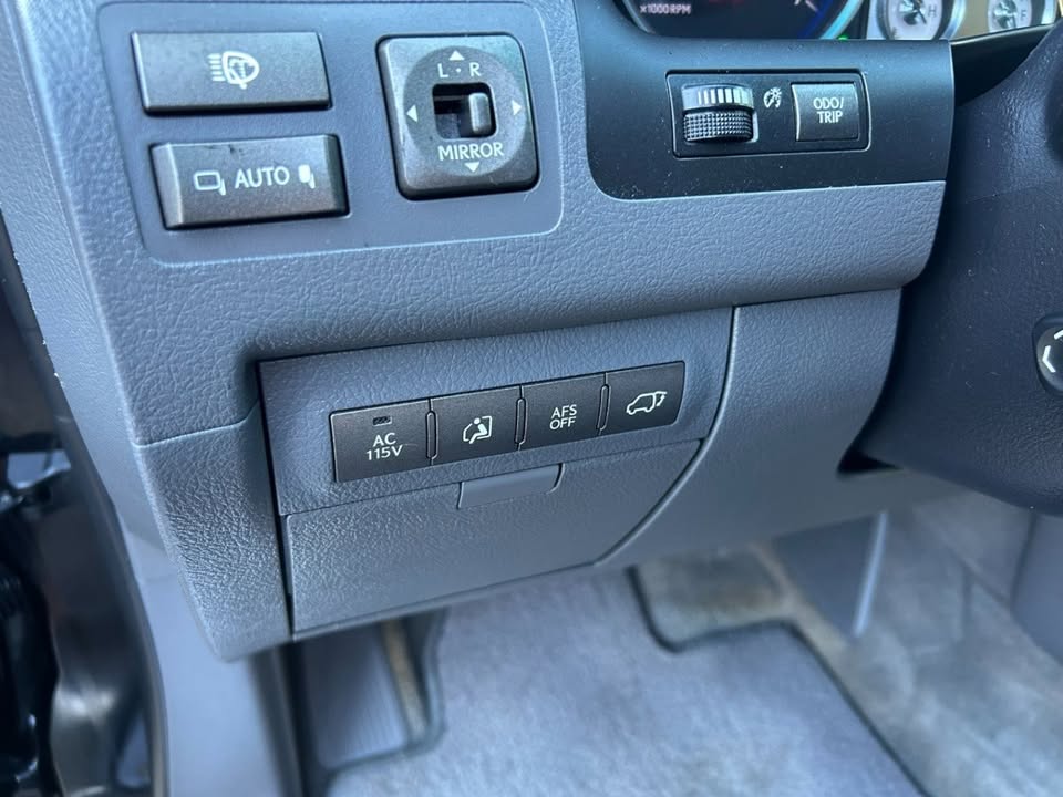 2009 Lexus LX 570 Sport Utility (photo 12) — photo 12