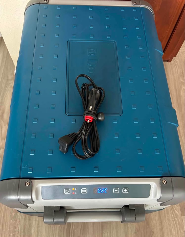 Dometic CFX-65DZ Dual Zone Portable Fridge/Freezer (61L) - Excellent Condition in San Jose, CA (photo 2)