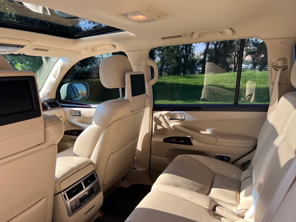 2013 Lexus LX · LX 570 Sport Utility 4D (photo 11) — photo 11