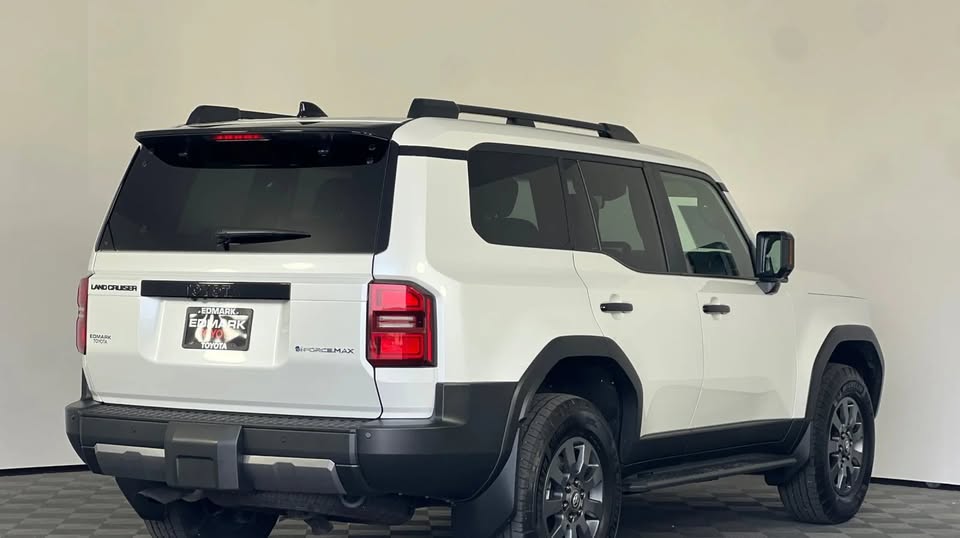 2024 Toyota Landcruiser · Base (photo 3) — photo 3
