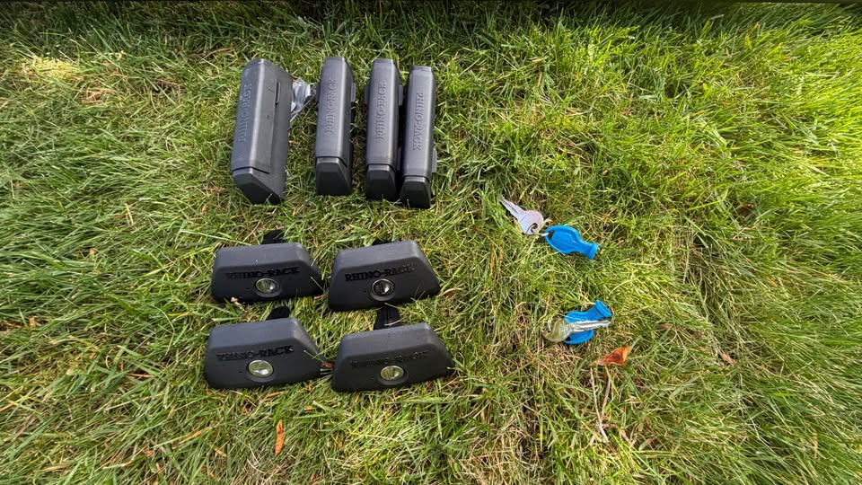 Rhino-Rack 56" Roof Rack Crossbars + Quick Mount Legs – Excellent Condition in Seattle, WA (photo 4)