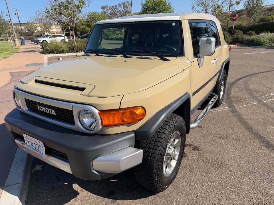 2014 Toyota FJ Cruiser 4x4 105k (photo 2) — photo 2