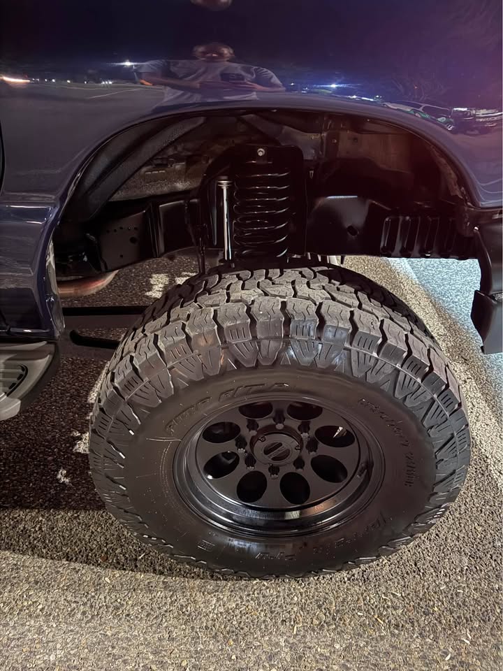2002 Ford E350 Super Duty Passenger · XLT Van 3D (photo 5) — photo 5
