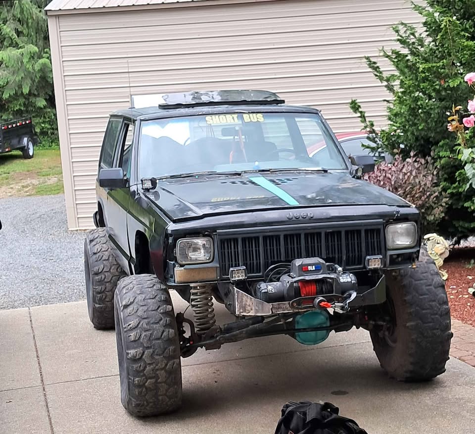 1992 Jeep Cherokee · Country Sport Utility 2D in Granite Falls, WA (photo 2)