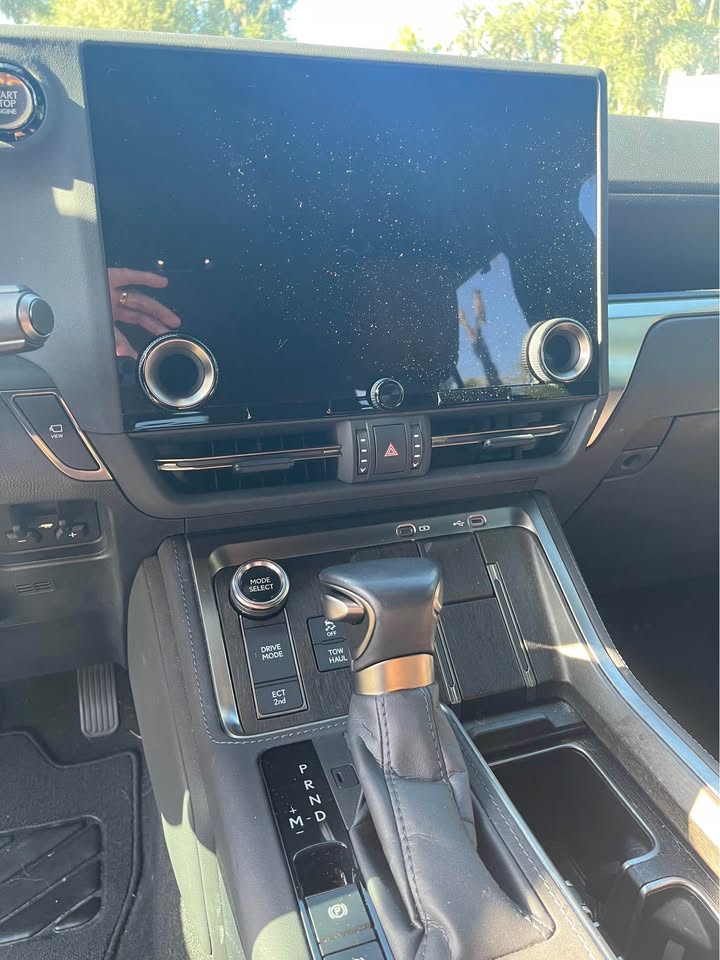 2024 Lexus GX550 · Luxury (photo 8) — photo 8