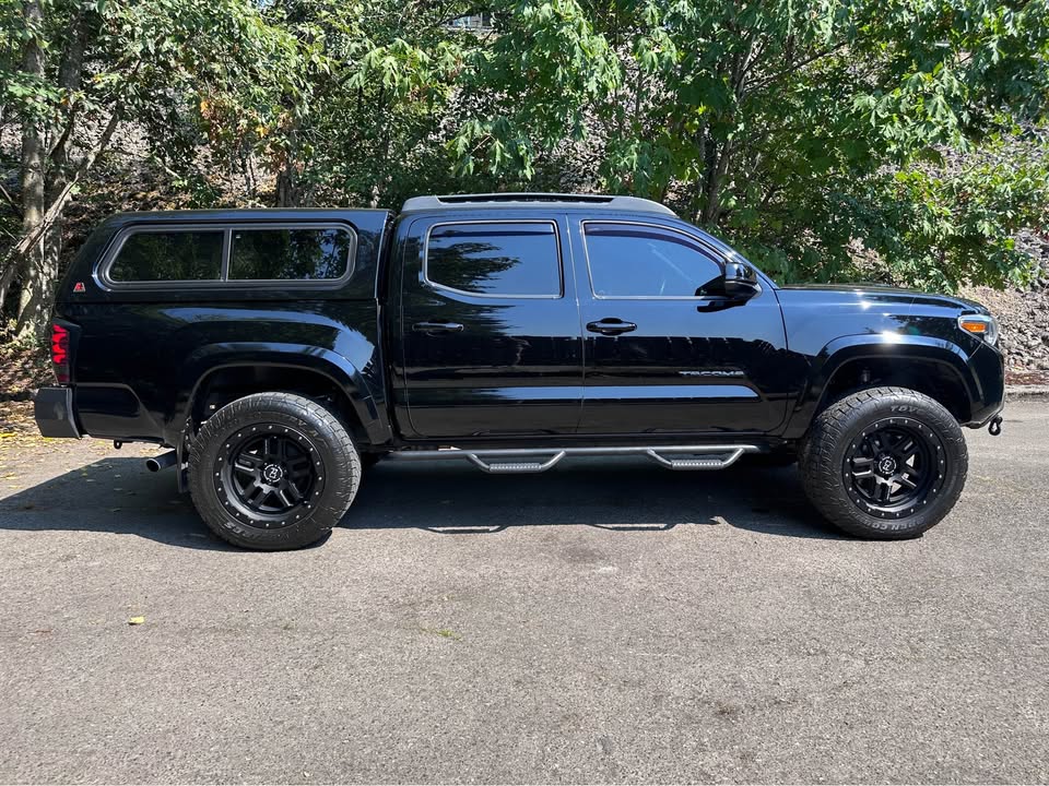 2017 Toyota Tacoma Double Cab · TRD Sport Pickup 4D 5 ft (photo 6) — photo 6