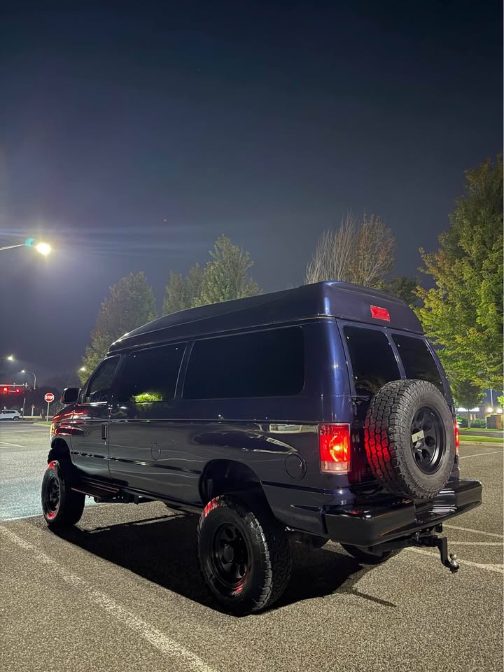 2002 Ford E350 Super Duty Passenger · XLT Van 3D (photo 3) — photo 3