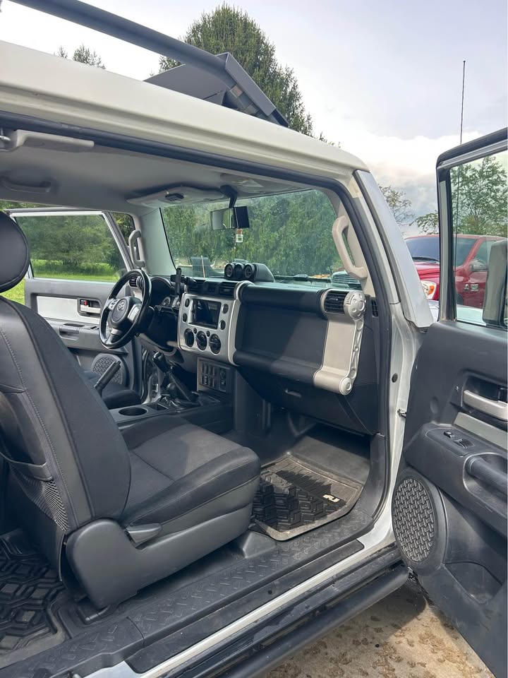 2007 Toyota FJ Cruiser · Black in Burton, OH (photo 8) — photo 8