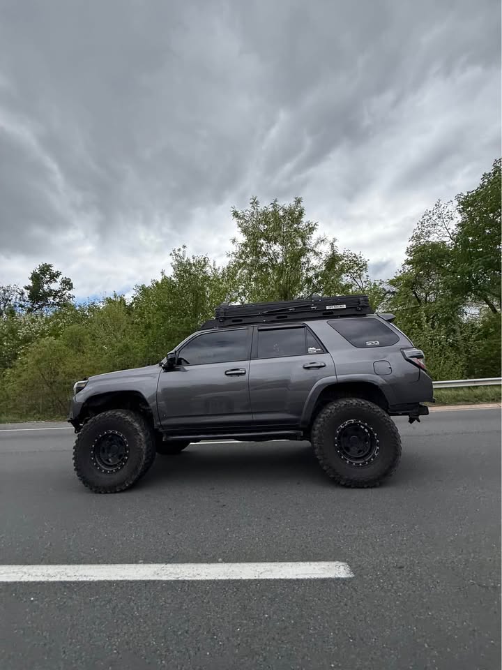 2017 Toyota 4Runner · SR5 Sport Utility 4D in Springfield, VA (photo 2) — photo 2