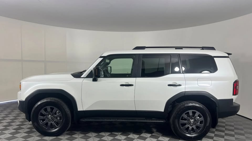 2024 Toyota Landcruiser · Base (photo 6) — photo 6