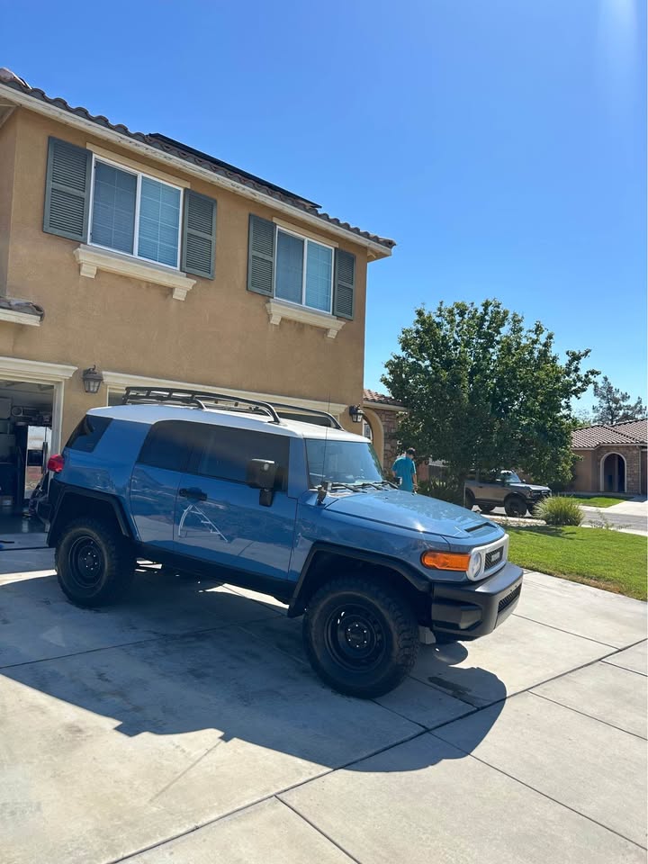 2011 Toyota FJ Cruiser (photo 3) — photo 3