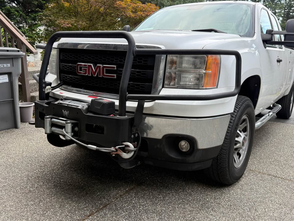 Warn Heavy Duty M15000 lb. Electric winch w/integrated Heavy duty Warn Bull Guard. For 2012 GMC 3500 in Monroe, WA (photo 4)