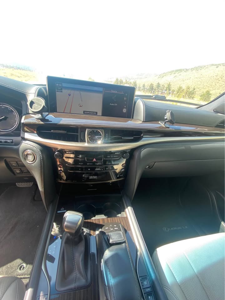2020 Lexus LX · LX 570 Sport Utility 4D (photo 9) — photo 9