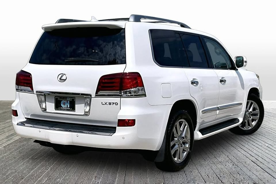 2015 Lexus LX 570 — 109k Miles in Clarendon Hills, IL (photo 8) — photo 8