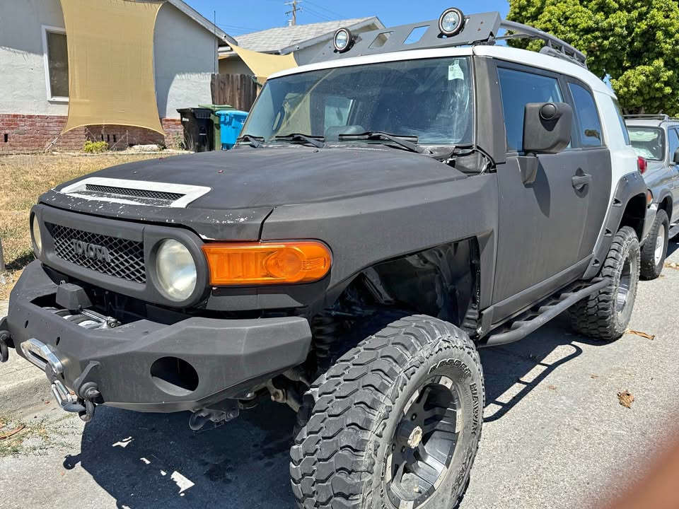 2010 Toyota FJ Cruiser (photo 1) — photo 1