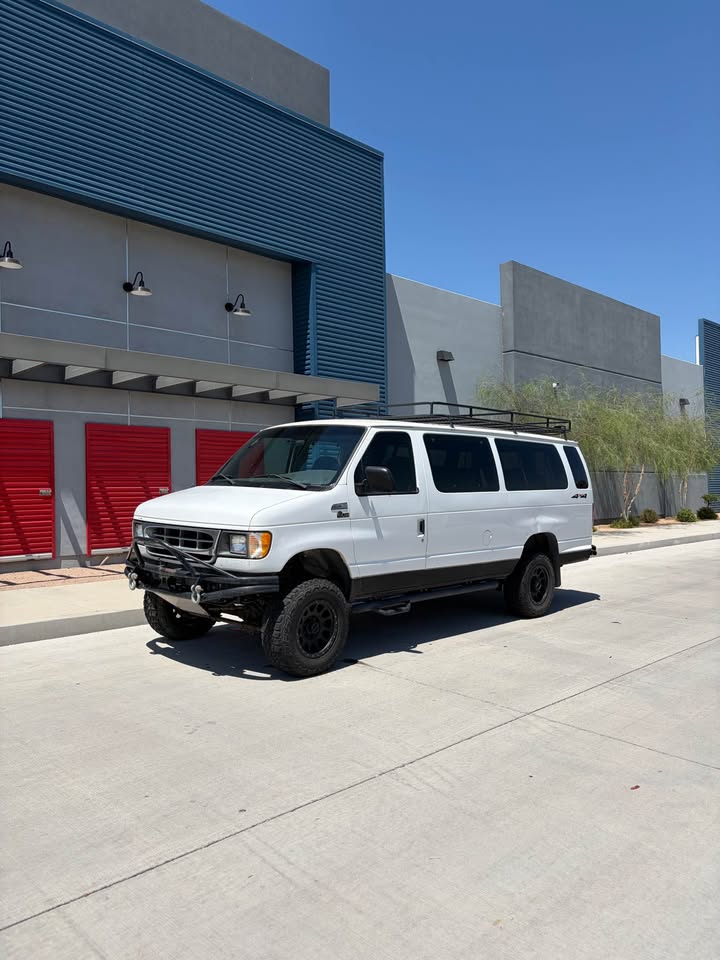 2004 Ford E350 Super Duty Passenger · XLT Extended Wagon 3D in Mesa, AZ (photo 5)