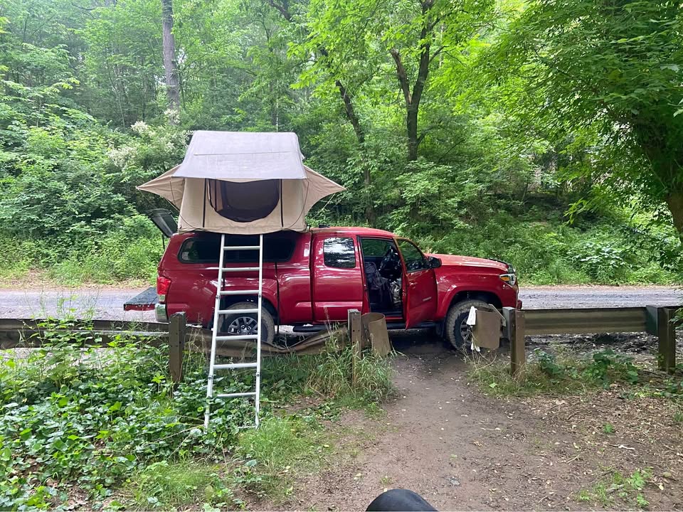 Smittybilt roof top tent w/ awning (photo 1) — photo 1