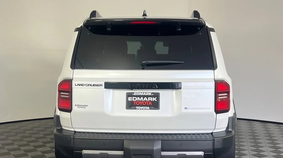 2024 Toyota Landcruiser · Base (photo 4) — photo 4