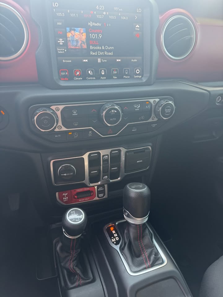 2023 Jeep wrangler rubicon 1 owner like new in Boise, ID (photo 12) — photo 12