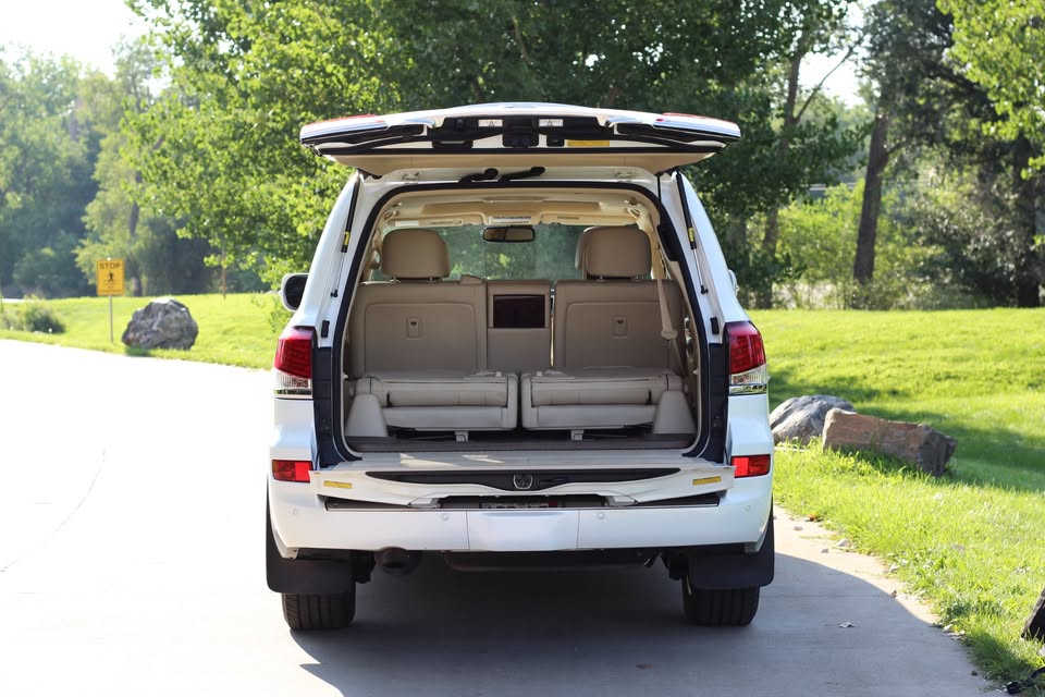 2013 Lexus LX · LX 570 Sport Utility 4D (photo 12) — photo 12