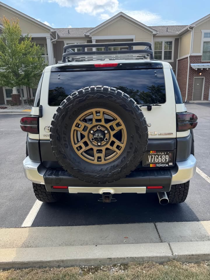 2013 Toyota FJ Cruiser 4WD – 90k Miles – Iceberg White – in Lexington, KY (photo 5) — photo 5