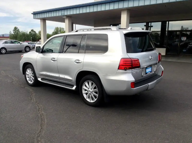 2009 Lexus LX 570 4WD w/3-Row — photo 3