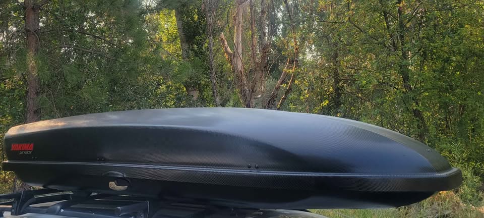 Yakima SkyBox 18 Carbonite roof box cargo rack carrier in Spokane, WA (photo 2)