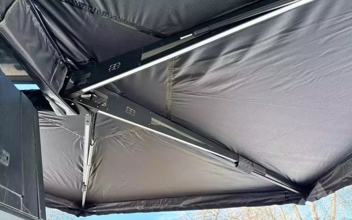 ALUMINUM HARDSHELL VERTICAL ROOFTOP TENT + DRIVER — used rooftop tents for sale (photo 4)