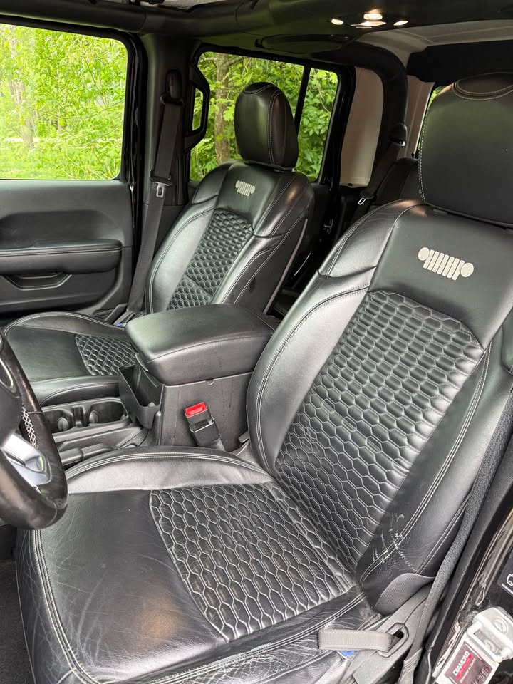 2020 Jeep Gladiator · Overland Pickup 4D 5 ft in Colona, IL (photo 10) — photo 10