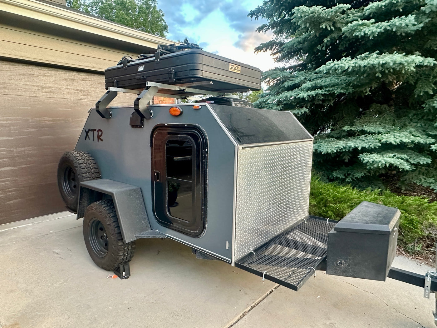 Gray off-road camping trailer with a rooftop tent, ideal for your next RV rental adventure. Ready for rugged travel. — photo 4