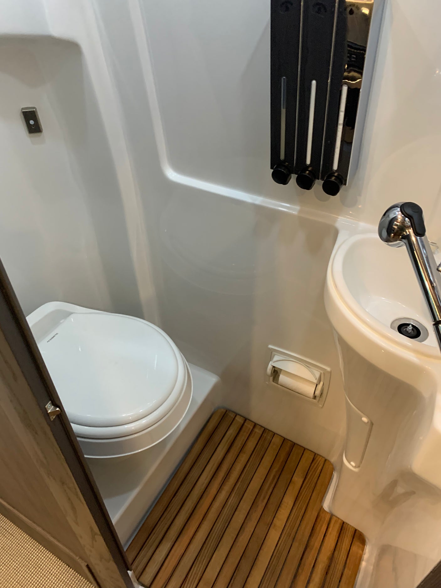 Airstream Interstate 24gl Mercedes Luxury-Seats 9-kitchen-bath
