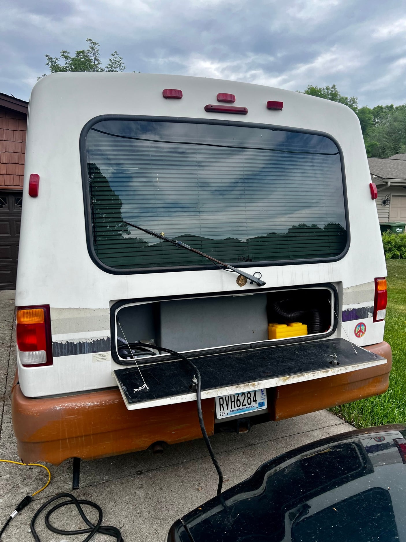 Mr. Bojangles - 2000 Winnebago Rialta 22HD