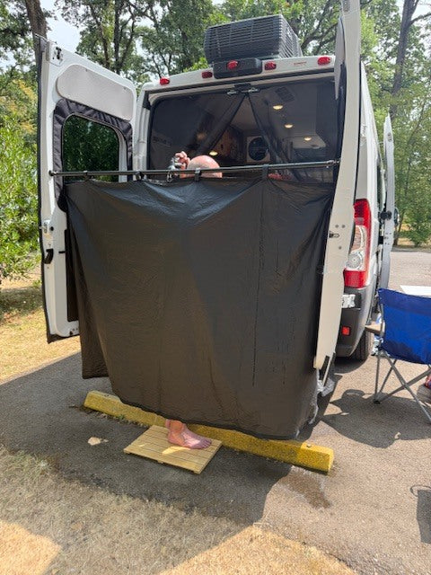 A support rod between the two rear doors can hold clothes and wet suits to dry, help stabilize the doors in wind, and offer a private area for showering with a
curtain and bamboo mat.