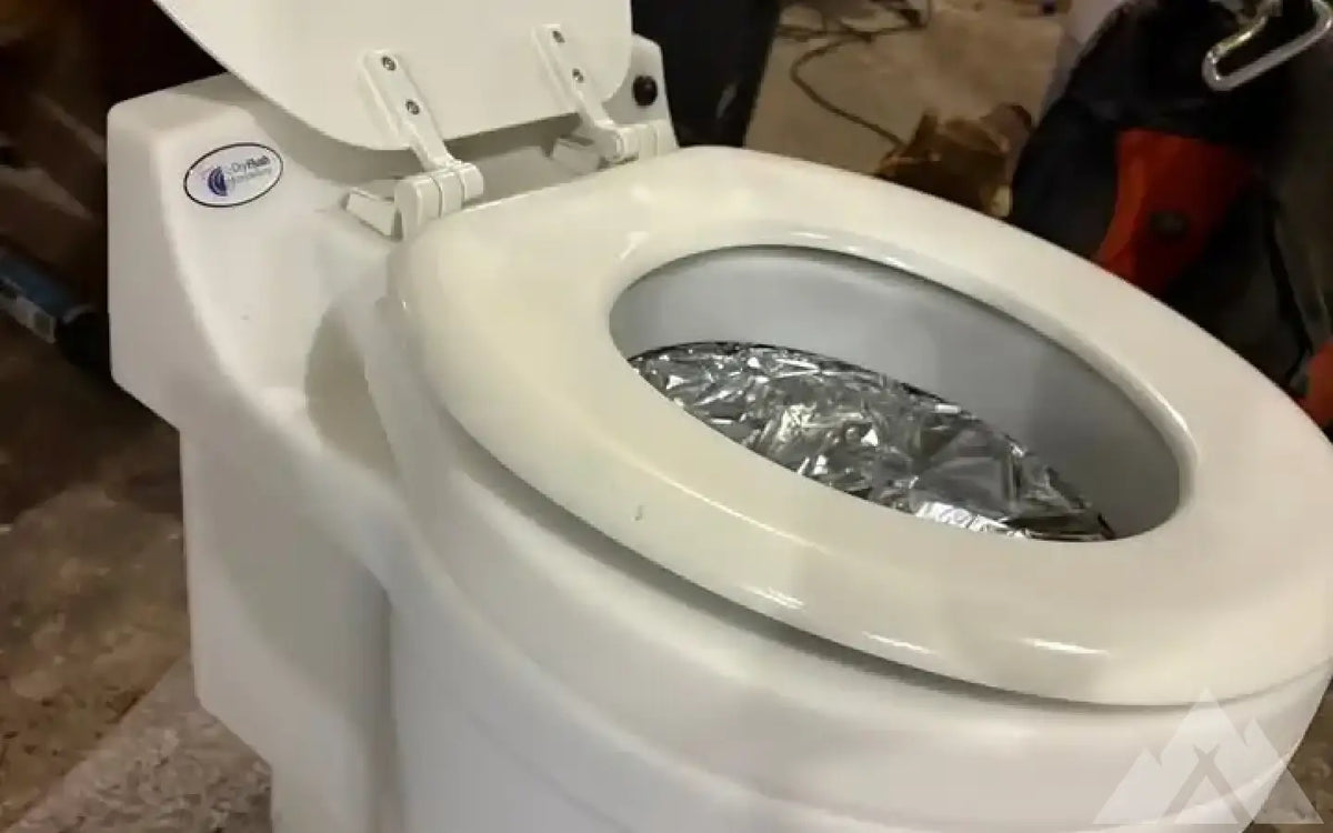 Dry Flush Laveo Portable Toilet — used showers & toilets for sale (photo 2) — photo 2