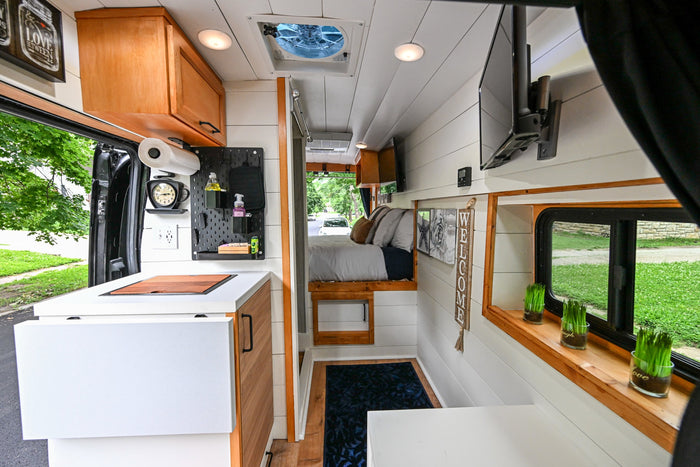 equipped with roof awning