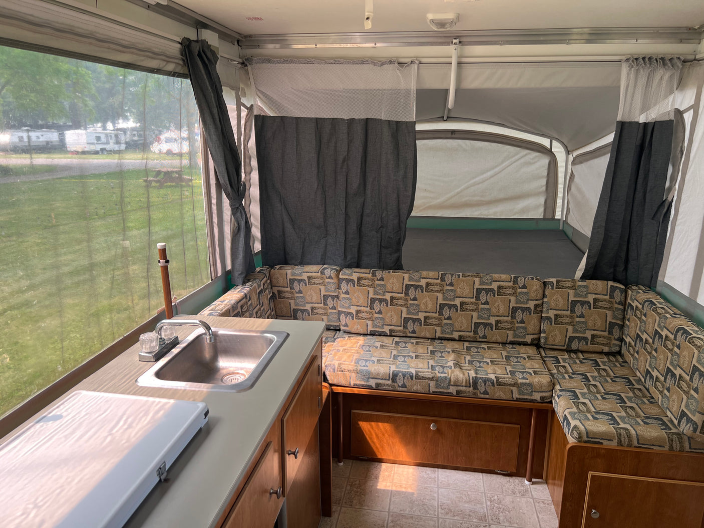 Eaa rental Ready to go pop-up camper
