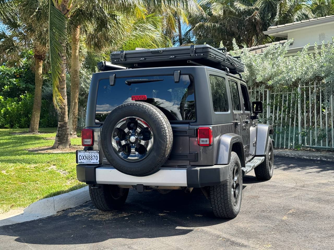 Gray Jeep Wrangler with a rooftop tent, ideal for an RV rental adventure. Ready for camping and outdoor exploration. — photo 8