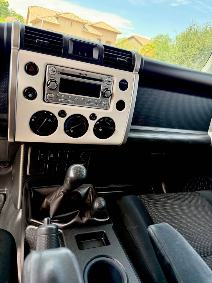 2012 Toyota FJ Cruiser 4WD 6-Speed Manual (Clean Title) in Gilbert, AZ (photo 4) — photo 4