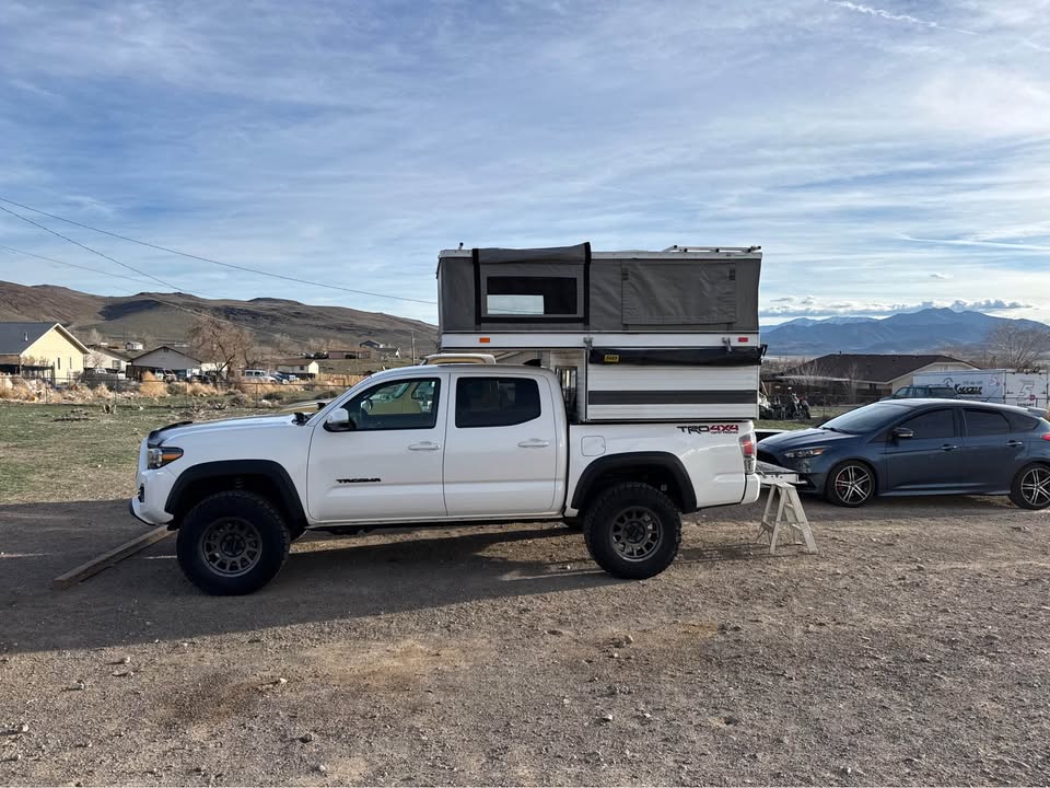 Four Wheel Camper for Tacoma or Five Foot Bed Midsize Truck in Silver Springs, NV (photo 7) — photo 7