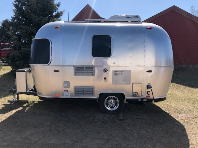 Silver Airstream travel trailer, ready for your RV rental adventure. Ideal for stylish road trips & camping.